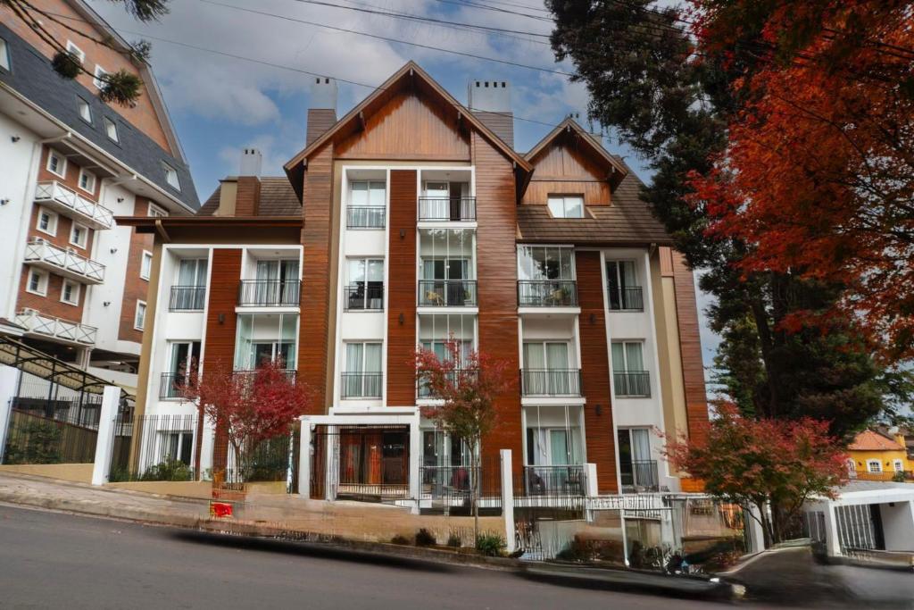 a large building on a city street at Stay Home Luxo Gramado - 1 min da rua Coberta - Tudo a pé - Apartamentos Decorados - Varanda - Ar condicionado quente e frio - Roupas de cama Premium in Gramado