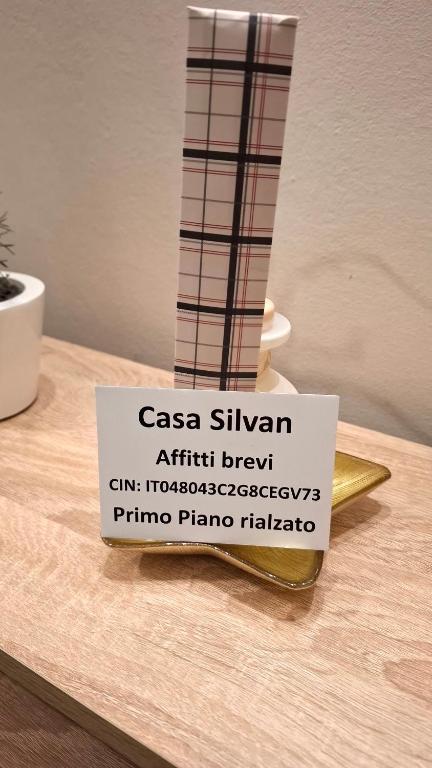 a sign on top of a wooden table at Casa Silvan in Sesto Fiorentino
