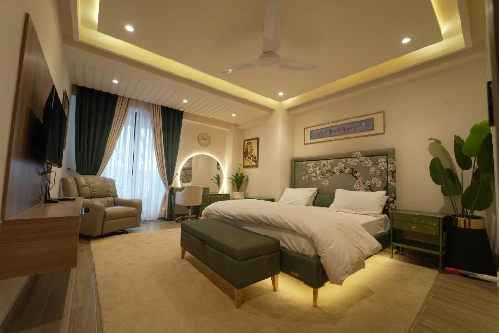 Televisor o centre d'entreteniment de LMY Premium Serviced Apartments Murree Expressway with Monal Park Ridge Tower