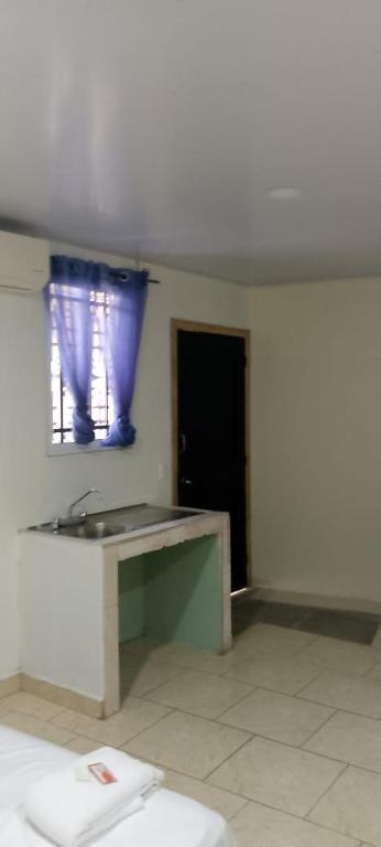 a white room with a sink and a window at Apartamento INRU in Puerto Cortés