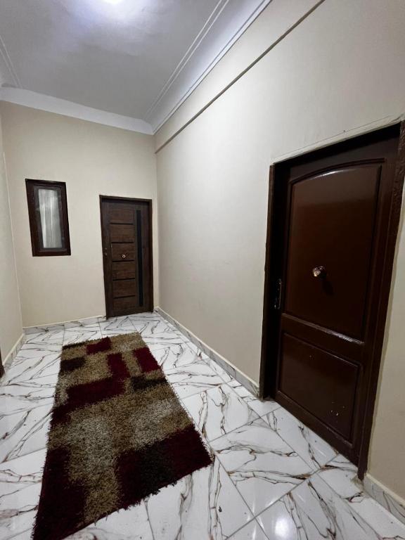 an empty room with a door and a rug at tulip pyramids iin in Nazlet el-Sîsi