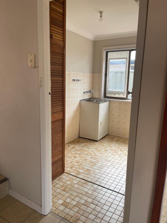 a bathroom with a sink and a window at 海边度假屋 in Sydney