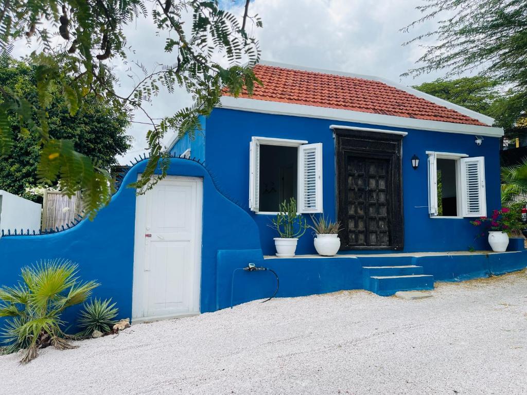 a blue house with a white door at Dushi Blou, private monumentje in Otrabanda in Willemstad