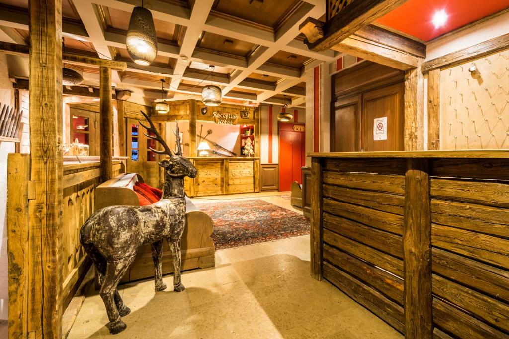 a statue of a giraffe standing in a room at Hotel Le Portillo in Val Thorens