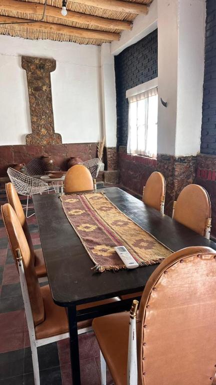 a dining room with a table and chairs and a window at Casa Chule in Fiambalá