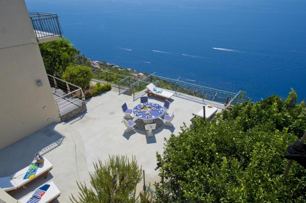 widok na patio z widokiem na ocean w obiekcie Casa Lisuccia w mieście Furore