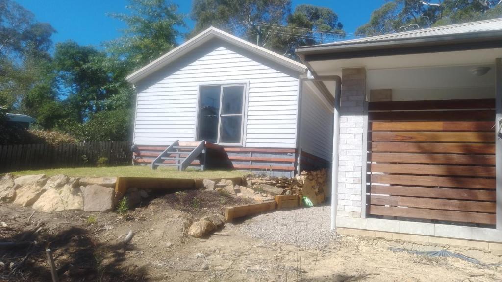a garage next to a house at The Piddington Top in Mount Victoria