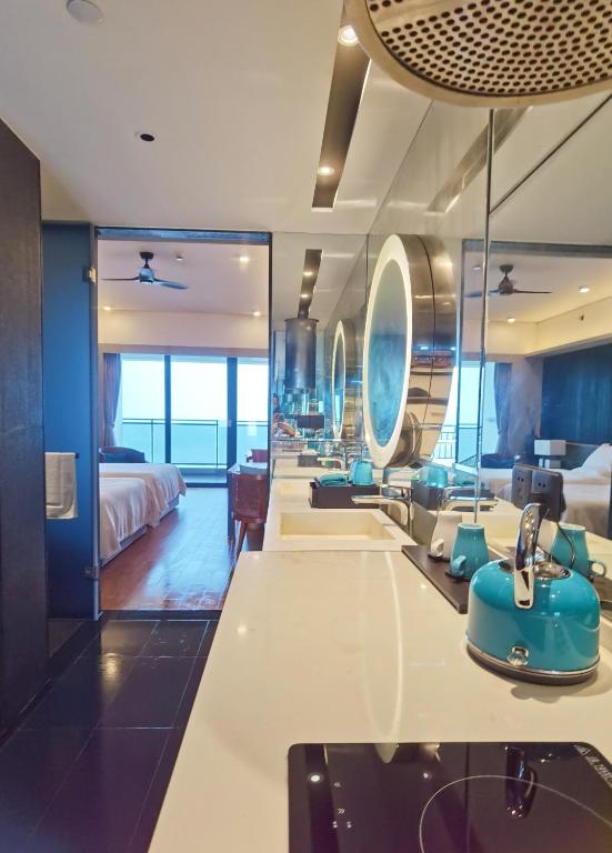 a hotel room with a sink and a bedroom at Luke Cloud CTSE-s store in Gangkou