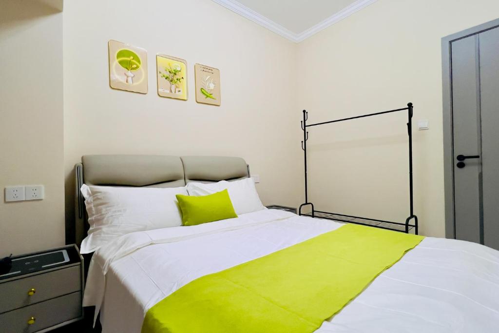 a bedroom with a bed with a yellow blanket on it at Luke Cloud MVHG-s store in Gongche