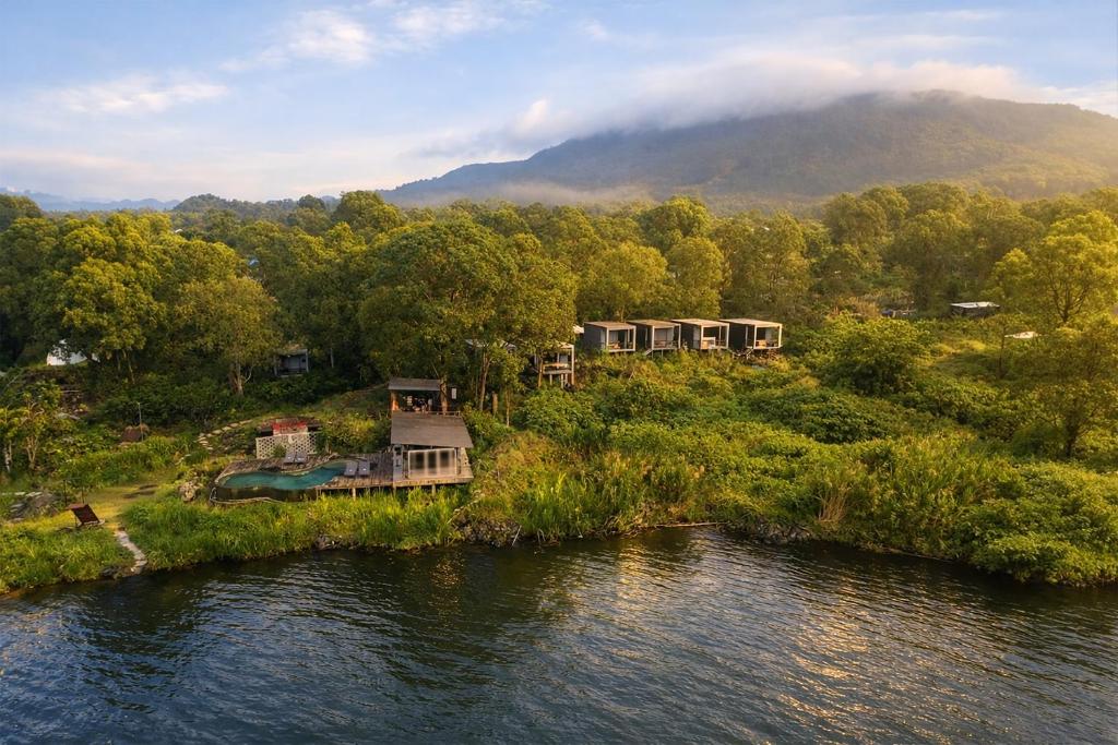 an island in the middle of a river with houses at Inap Retreat Boutique Cabin Kintamani in Kubupenlokan