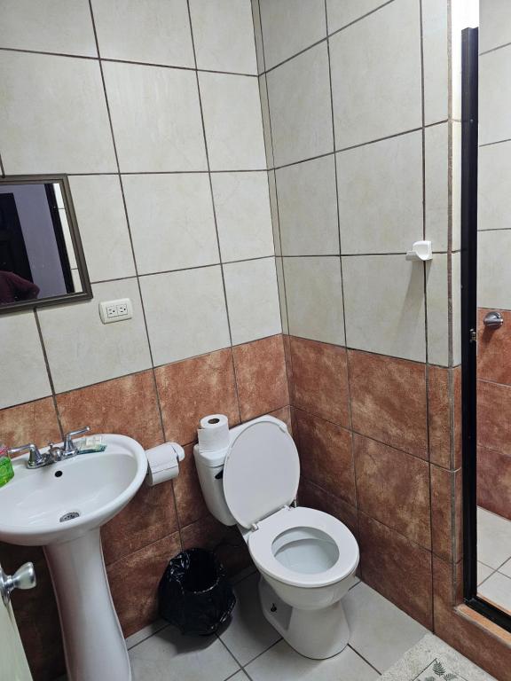 a bathroom with a toilet and a sink at Apartamento 4 Tec in Cartago