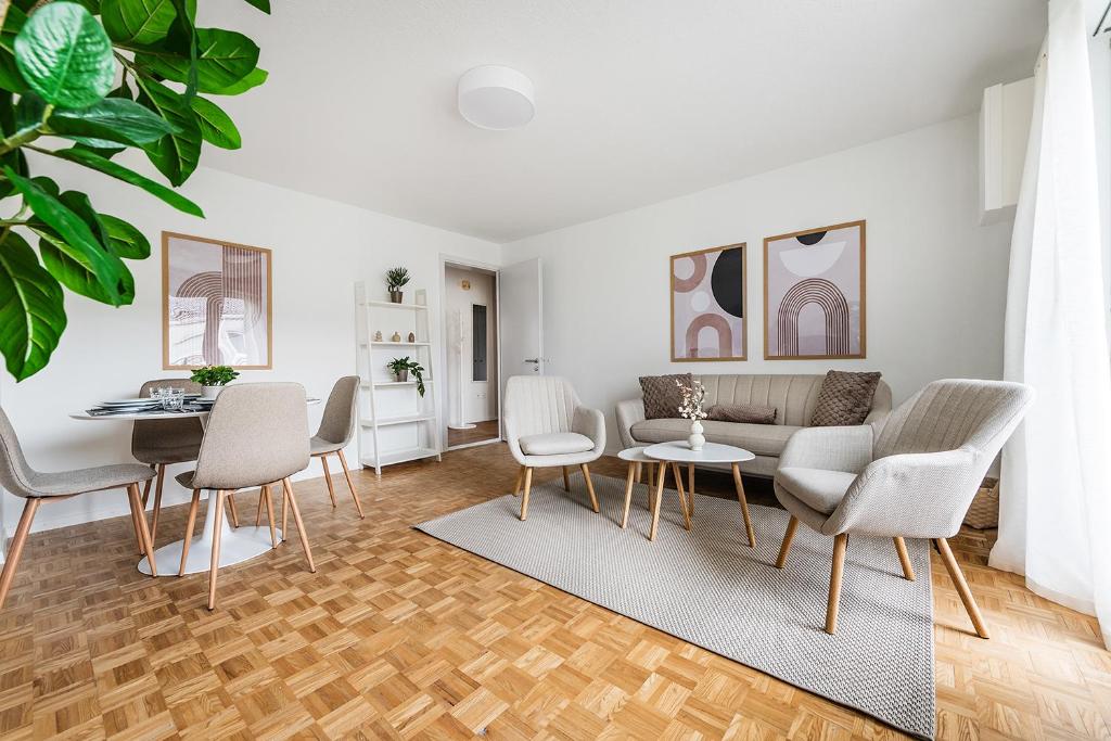 a living room with a couch and a table and chairs at COZY 1 !Gratis Parken, Free Parking! in Weinfelden
