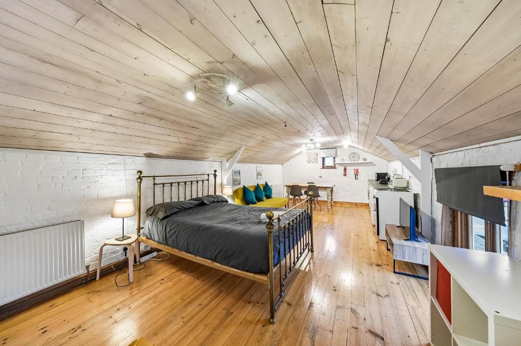 a bedroom with a bed in the middle of a room at Lee Valley Lodge Upper Floor in Cheshunt