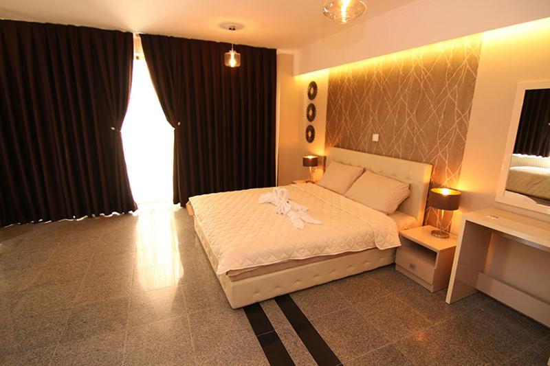 - une chambre avec un grand lit et une fenêtre dans l'établissement Hotel Korzo, à Bitola