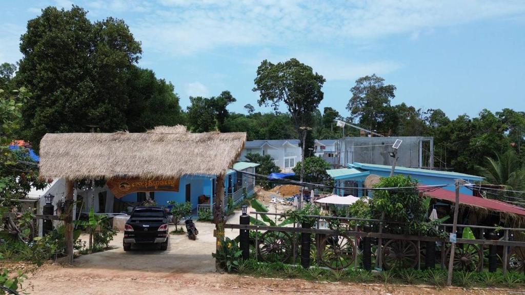 a small village with a truck parked in front of a building at HomeStay2 in Kaôh Rŭng