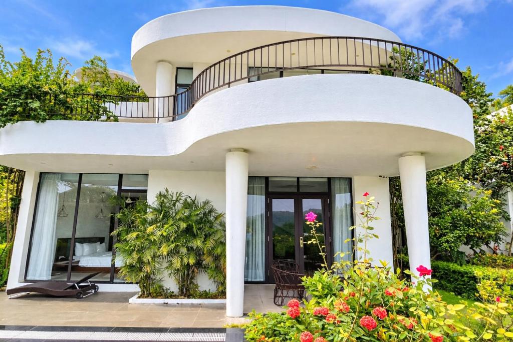 a round house with a balcony on top of it at Khu Nghỉ Dưỡng Ivory Villa Resort in Lương Sơn