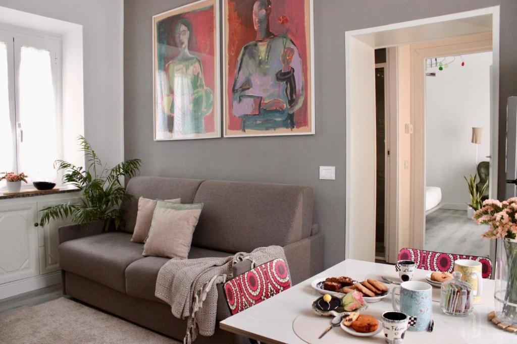 a living room with a couch and a table with food on it at Casa Flavia-Comfort e relax nel cuore di Ariccia in Ariccia