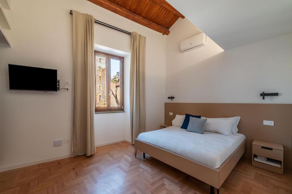 JOIVY Stylish 2-Bedroom Accommodations near the Colosseum