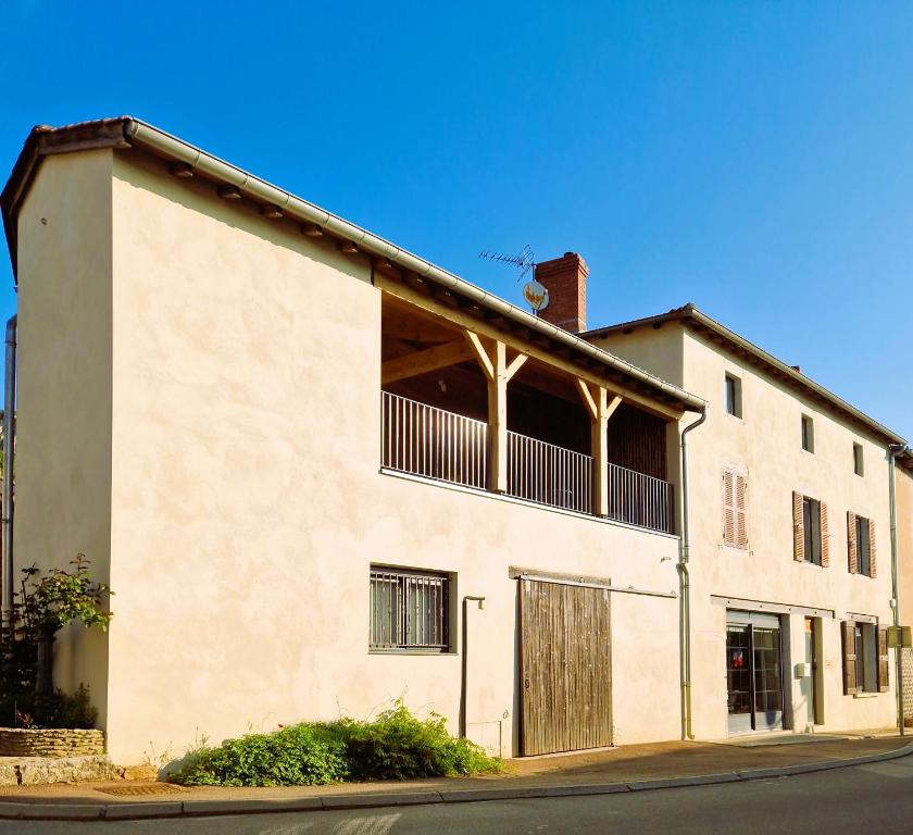a white building with a balcony on top of it at Gîte Terrasse à Solutré-Pouilly in Solutré-Pouilly