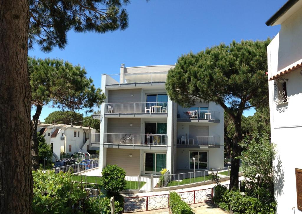 un condominio con alberi di fronte di One-Bedroom Apartment Rosolina Mare near Sea 4 a Rosolina Mare