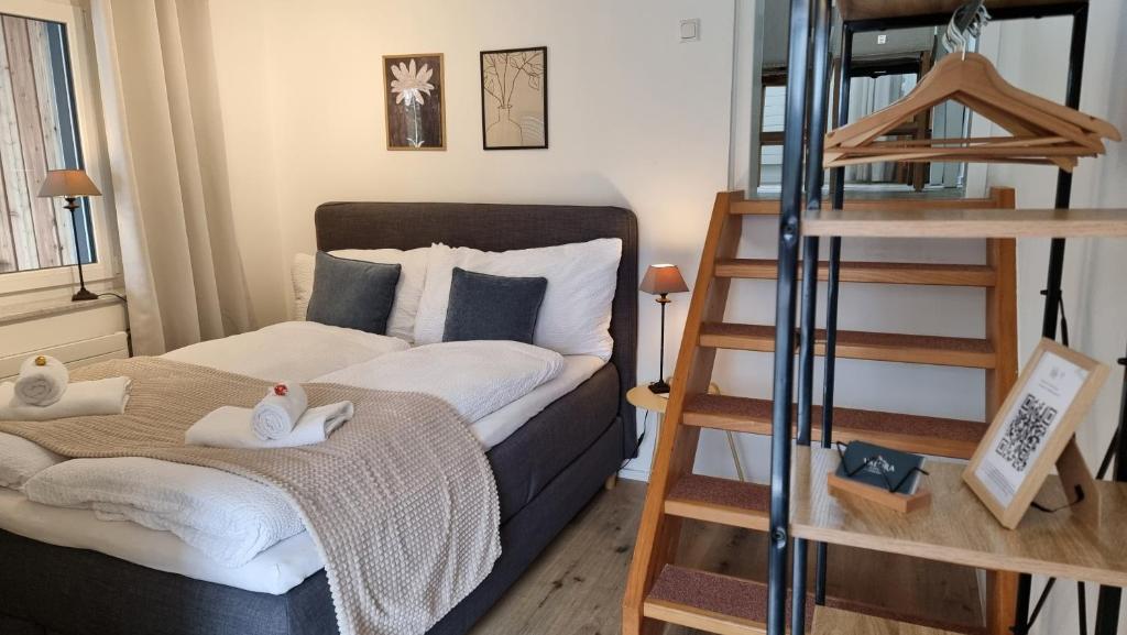 a small bedroom with a bed with two towels at Eigene Wohnung I St Gallen I Appenzell I Bodensee I St Anton I Seealpsee in Rebstein