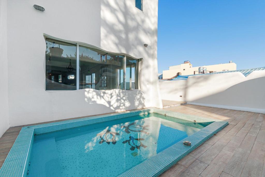 a swimming pool on the side of a building at Mare Cielo in Xiaoliuqiu