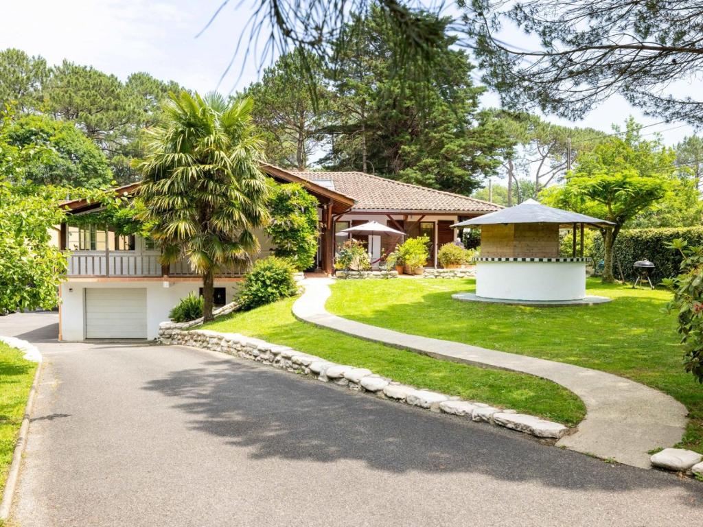 a house with a gravel driveway at chambres d'hôtes villa OZ in Bidart