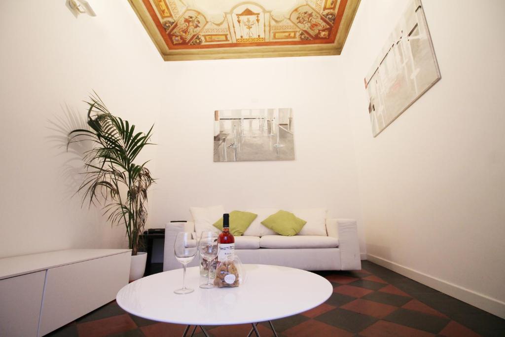 sala de estar con mesa blanca y sofá en Spanish Steps Art Apartment en Roma