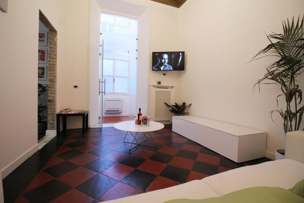 Telewizja i/lub zestaw kina domowego w obiekcie Spanish Steps Art Apartment