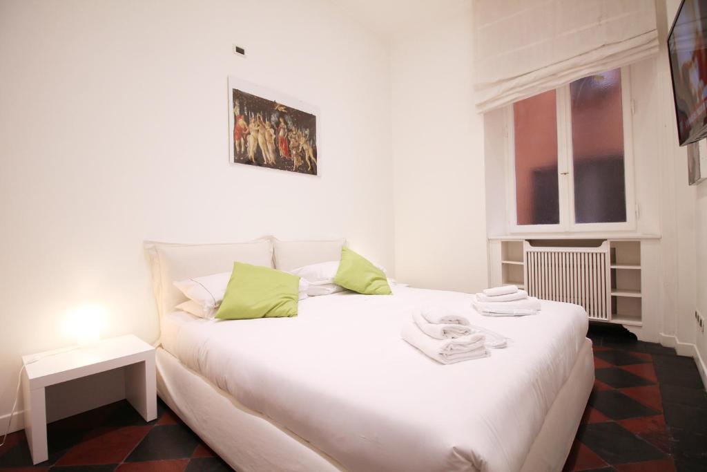 Łóżko lub łóżka w pokoju w obiekcie Spanish Steps Art Apartment