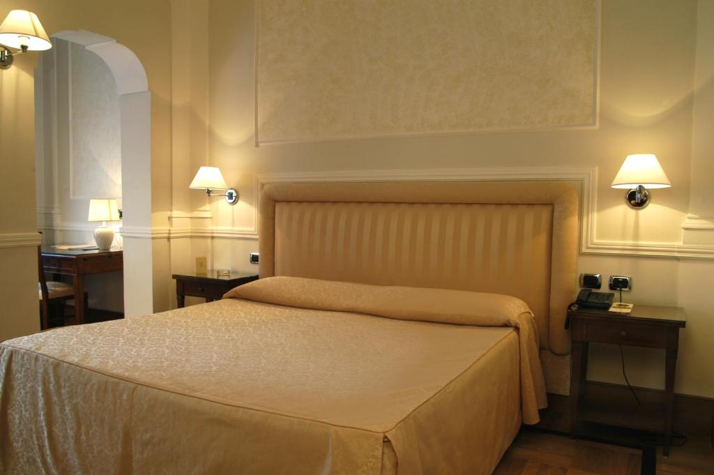 Postel nebo postele na pokoji v ubytování Hotel Flora