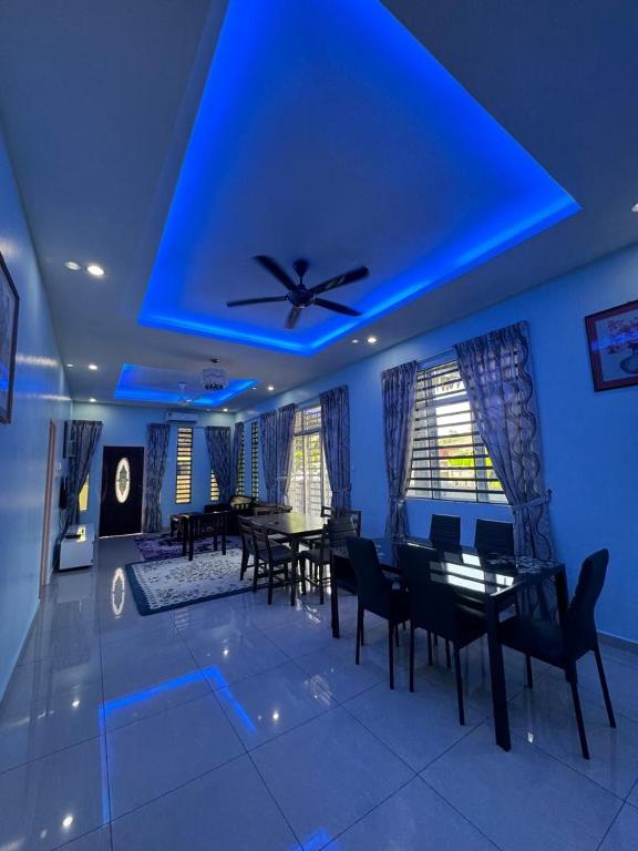 a living room with a ceiling with a ceiling fan at De Chempedak Homestay in Kampong Jarak