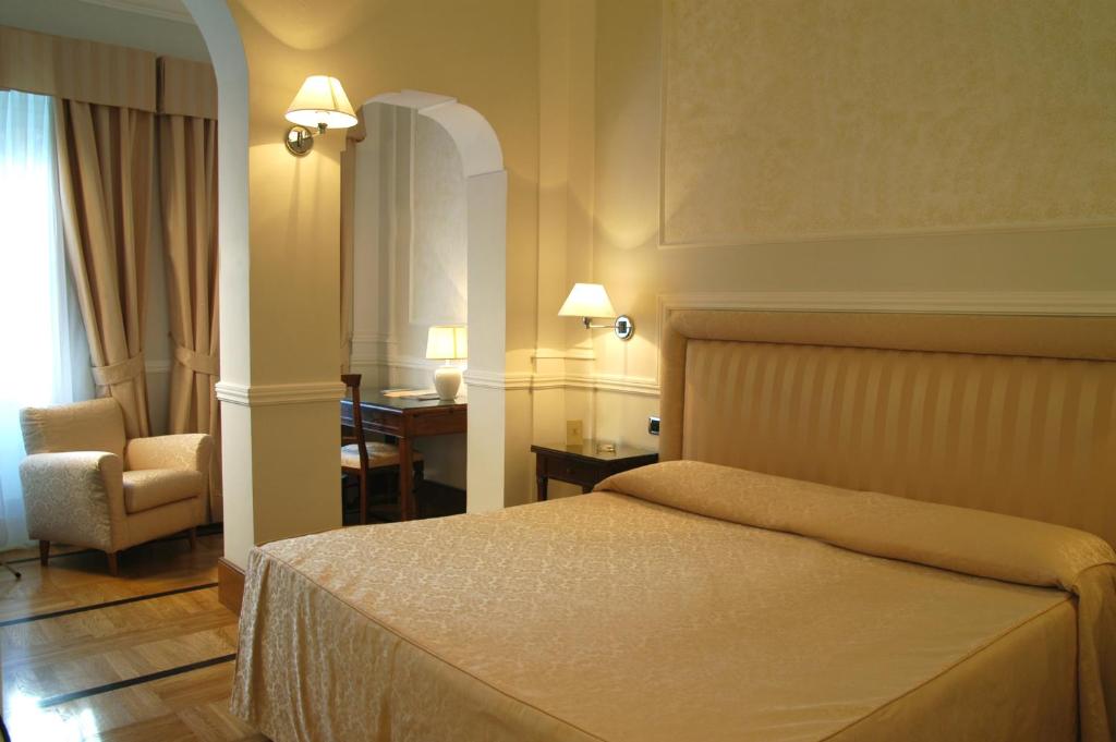 Postel nebo postele na pokoji v ubytování Hotel Flora