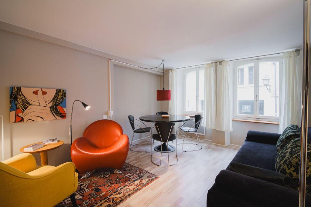 a living room with a couch and a table at Appartement de vacances Papillon Stilvoll wohnen im Herzen der historischen Altstadt von Porrentruy in Porrentruy
