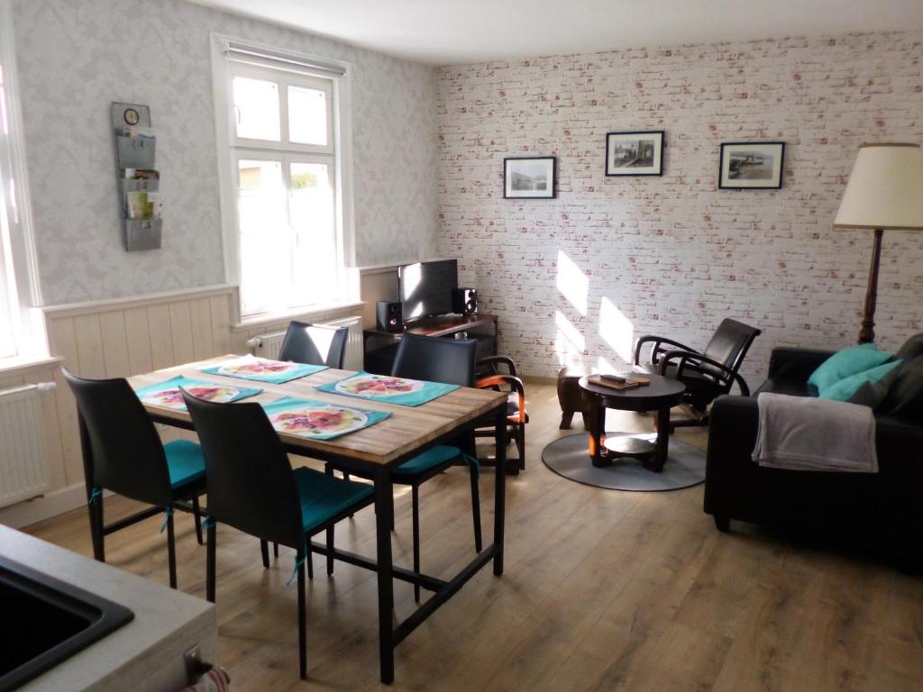 - un salon avec une table et des chaises dans l'établissement Gästehaus Rheinromantik, à Bacharach
