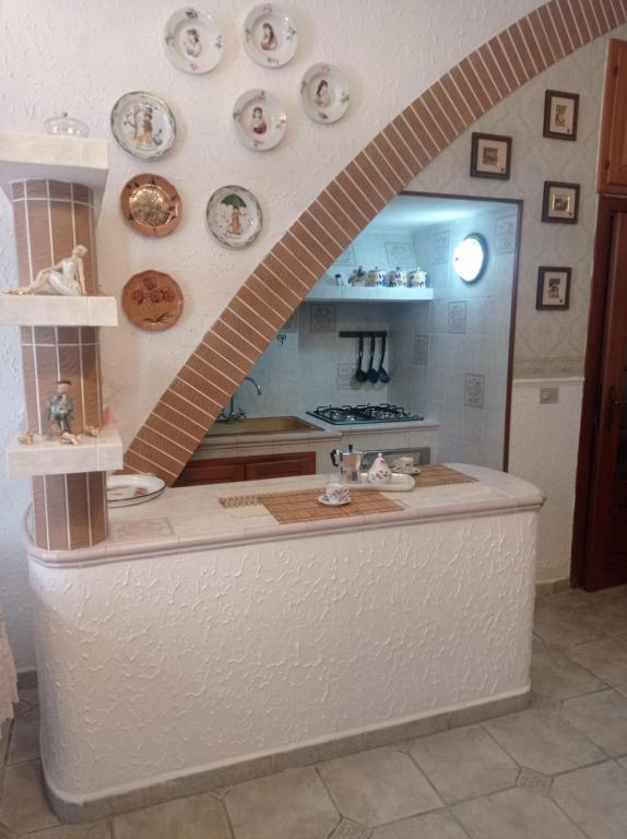a model of a kitchen with a spiral counter top at Casa Valia in Carloforte