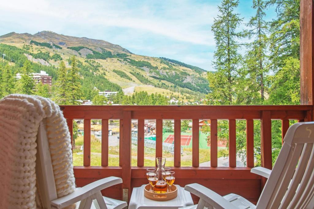 a porch with chairs and a view of a mountain at Résidence Pierre & Vacances l'Albane in Vars