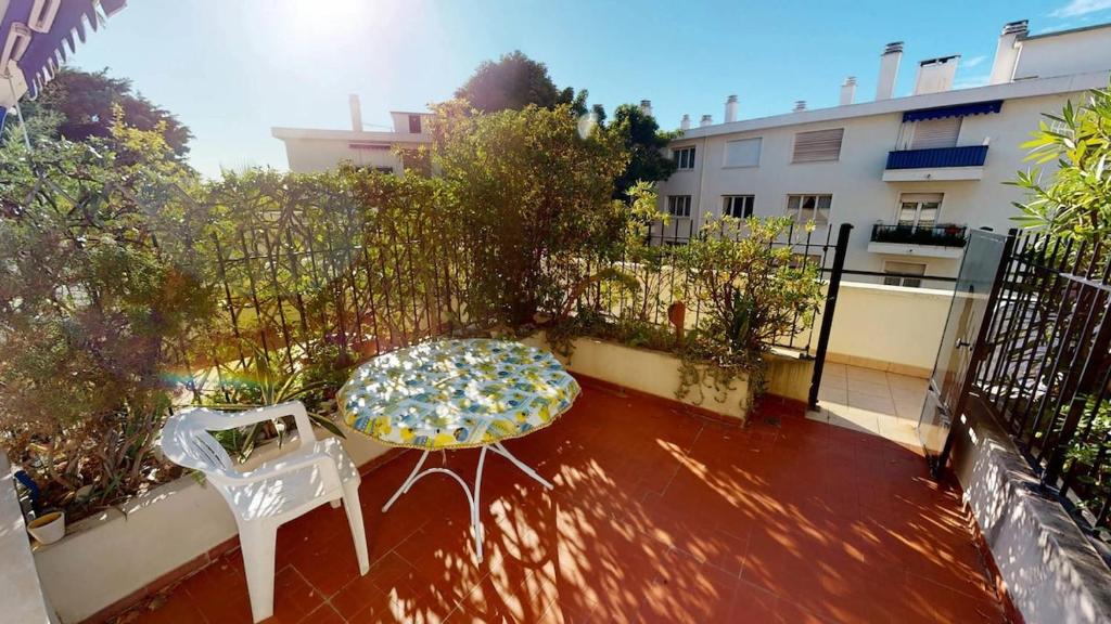 42OB - Beau studio avec immense terrasse et garage privé