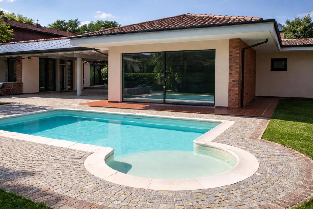 a swimming pool in the backyard of a house at Ca' del Maharajà in Gargallo