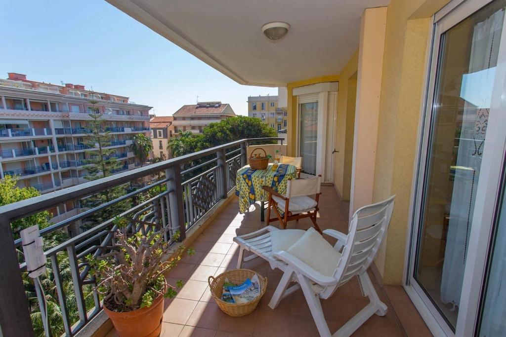 28D - Centre ville avec terrasse et parking