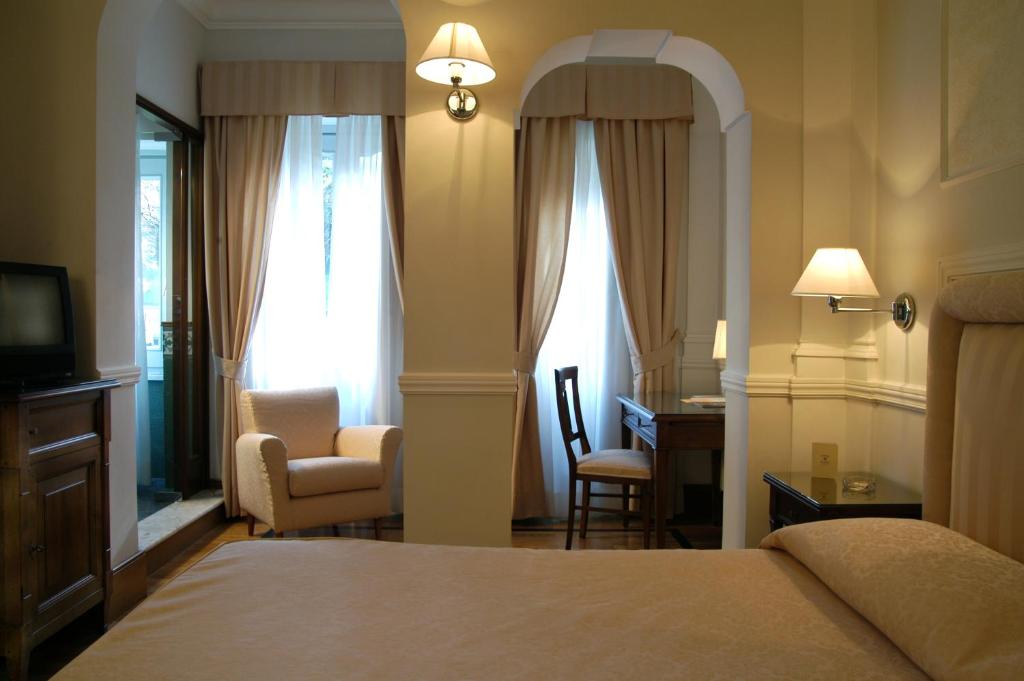 Postel nebo postele na pokoji v ubytování Hotel Flora