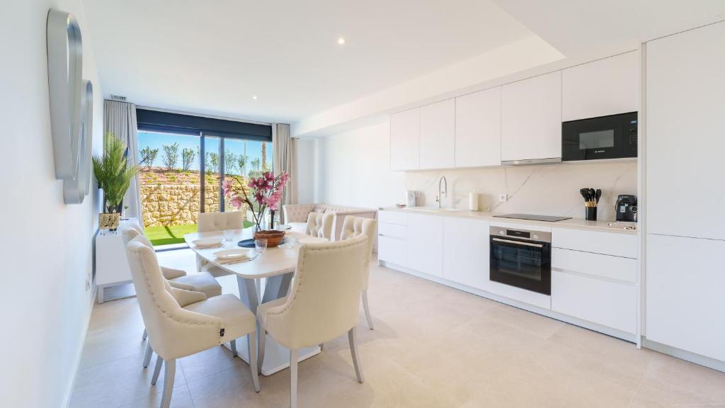 a kitchen and dining room with a table and chairs at CAMPOROSSO magic apartment in Finestrat