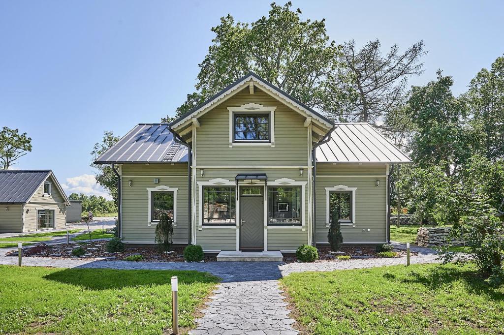 a green house with a gambrel roof at Bottengarn Boutique Guesthouse - Farm in Igaküla