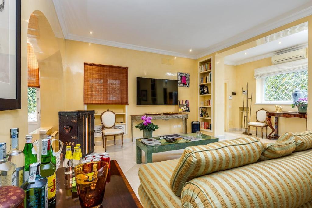 Borghese Flat in Luxury Villa with Garden