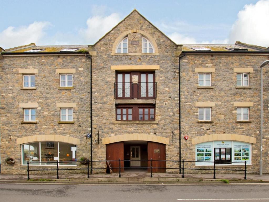 an old brick building with an arched window at 2 Bed in Bridport oc-dc015 in West Bay