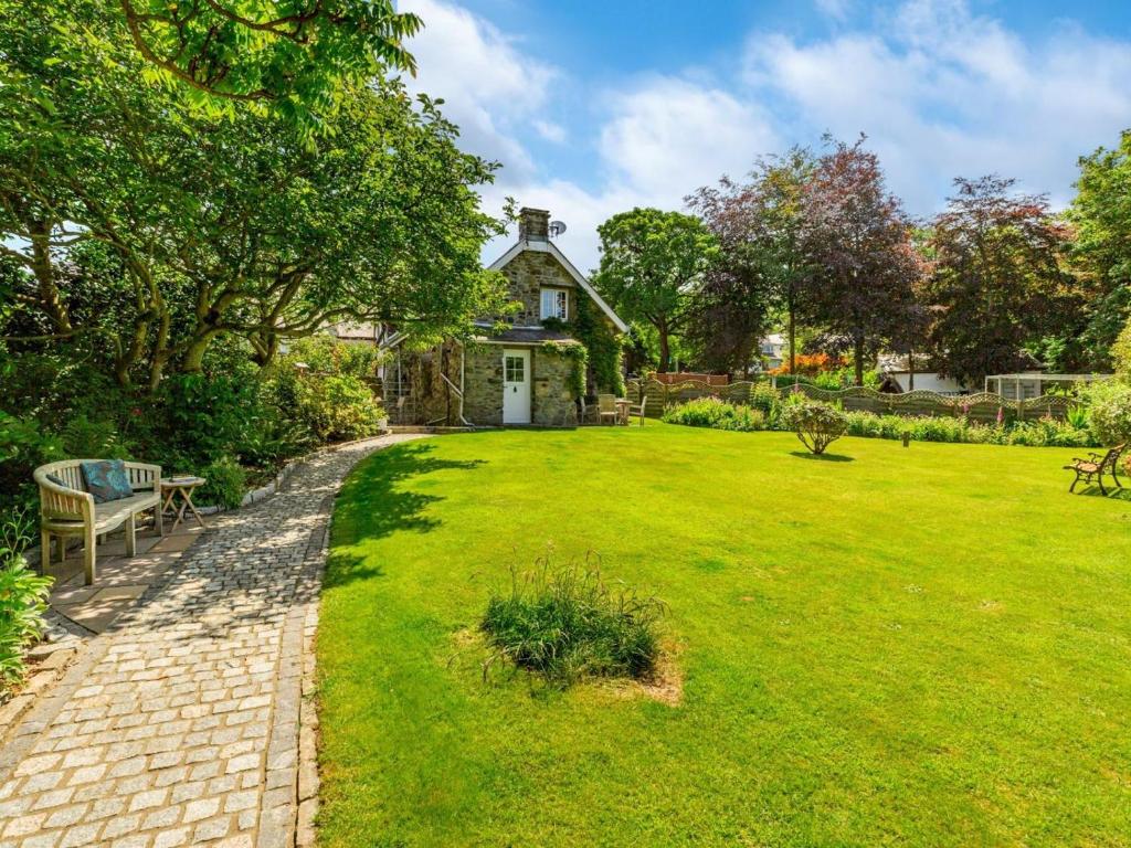 a garden with a house and a grass yard at 2 Bed in Caernarfon oc-56989 in Clynnog-fawr