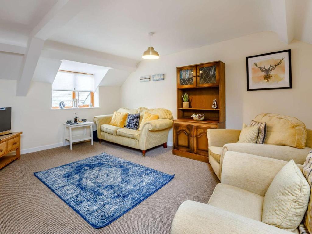 a living room with two couches and a tv at 2 Bed in Ilfracombe oc-rugga in Berrynarbor