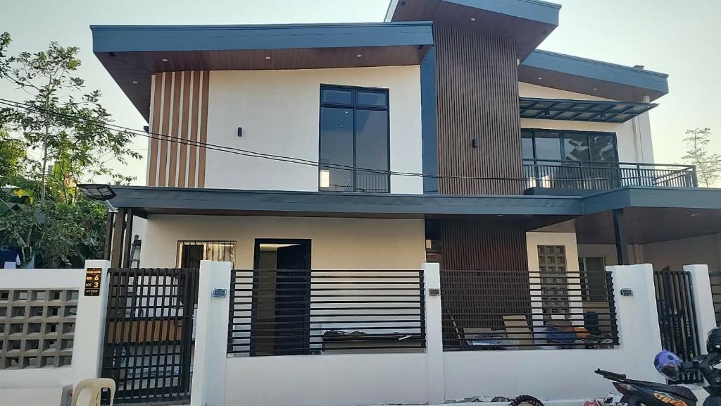 ein Haus mit einem Zaun davor in der Unterkunft Casa Matiu in Antipolo