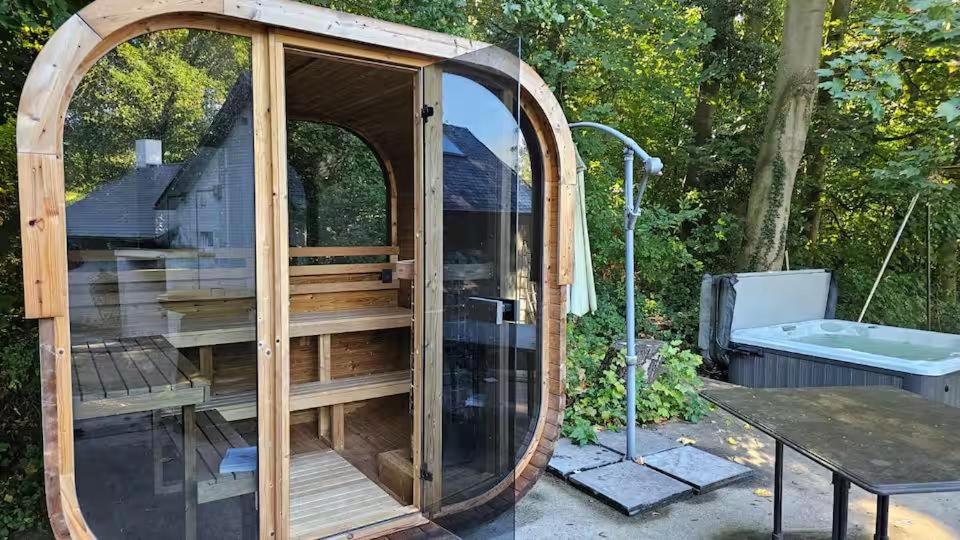 ein Pavillon mit Badewanne und Tisch in der Unterkunft Forest Mood in Braine-le-Château
