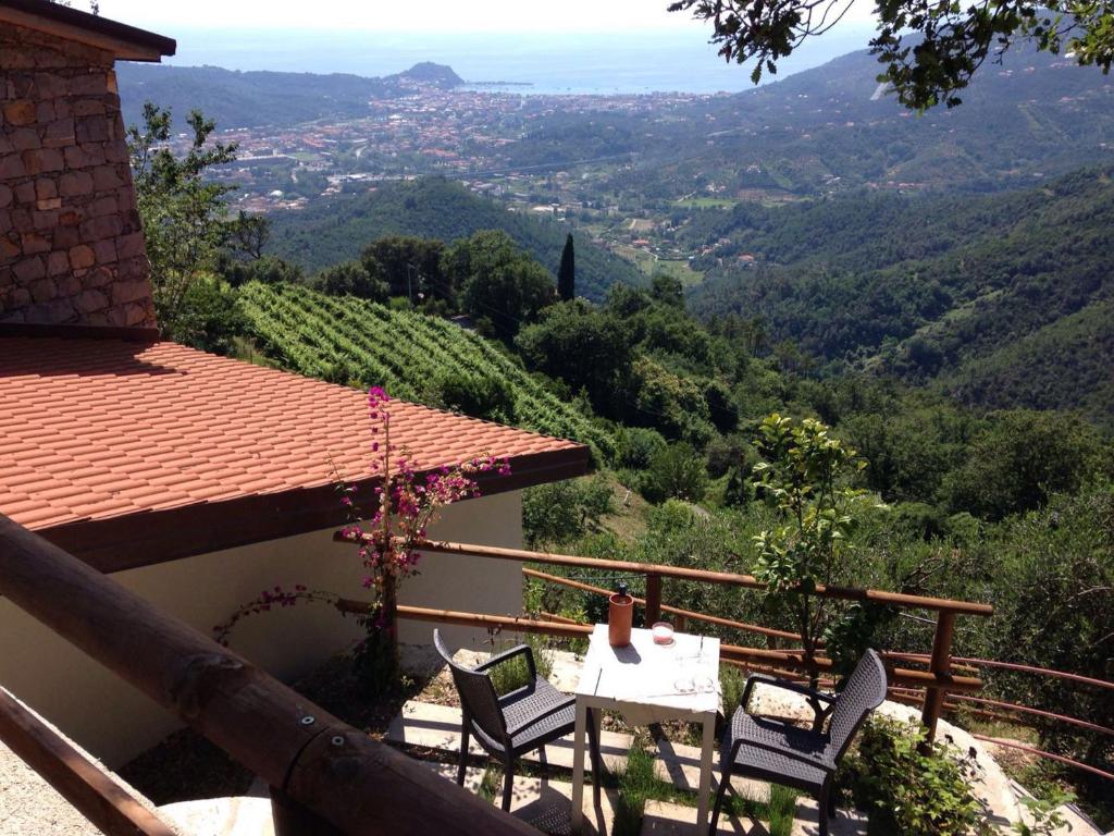 d'une table et de chaises sur un balcon avec vue. dans l'établissement The House In The Green affitta camere, à Casarza Ligure